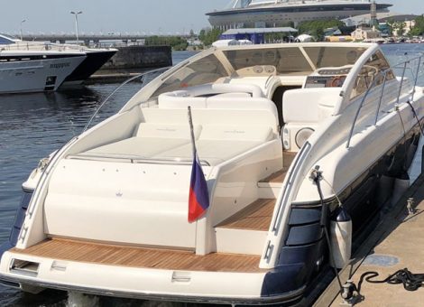 Аренда моторной яхты Princess V42 В Санкт Петербурге