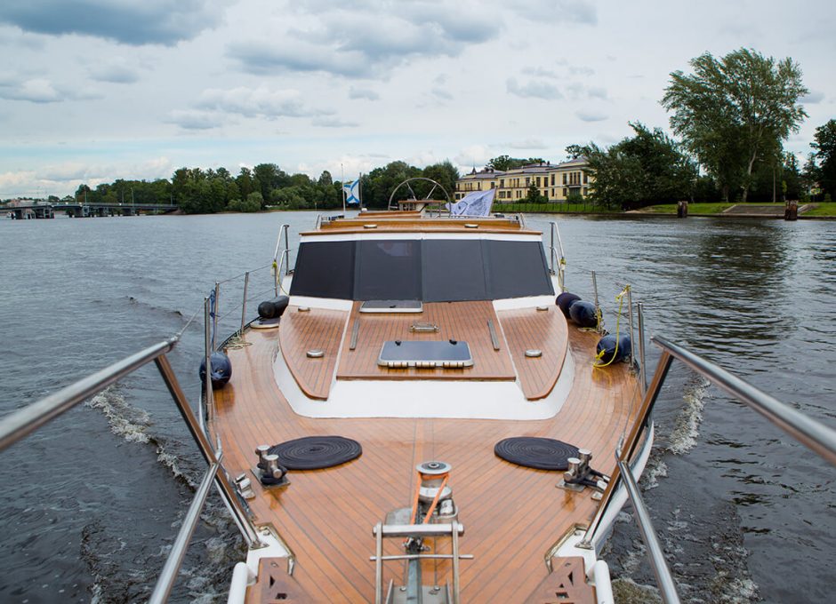 «Спутница» Аренда яхты в СПб