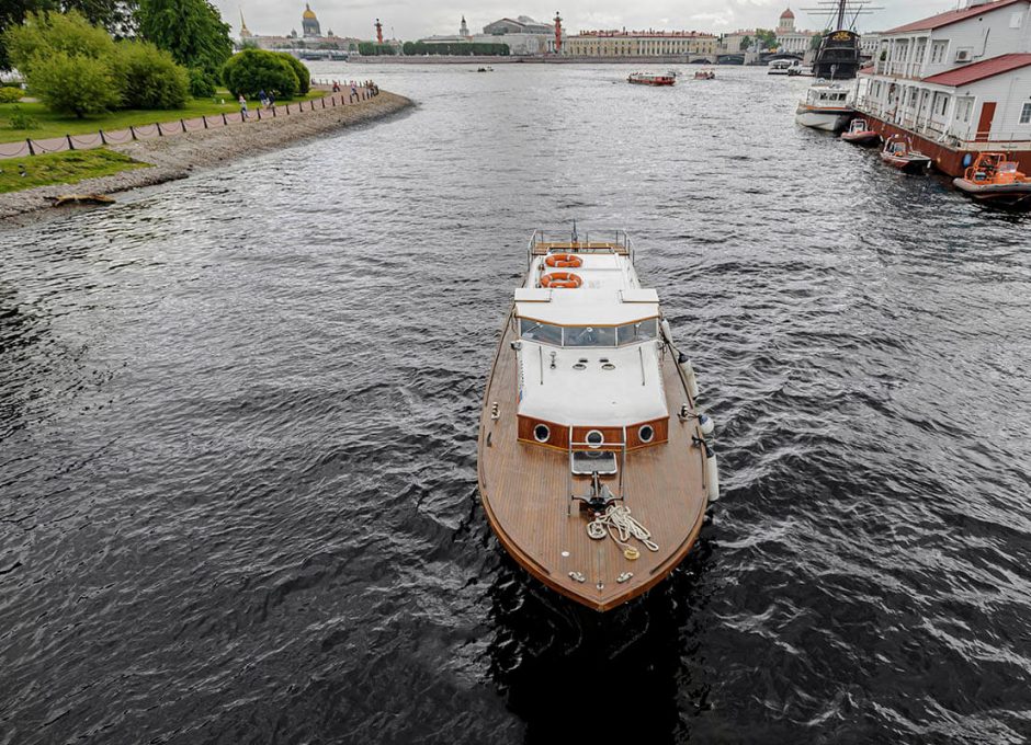 Аренда катера «Новик» в Санкт Петербурге