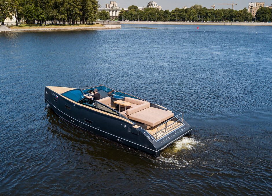 Аренда катера Intelligent 33 в Санкт Петербурге