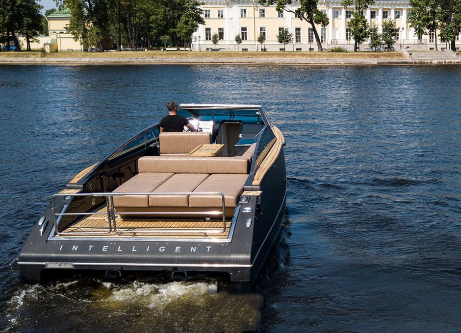 Аренда катера Intelligent 33 в Санкт Петербурге