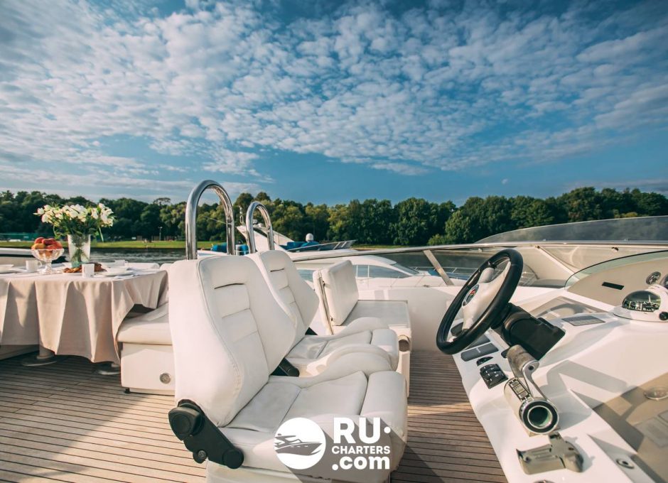 Аренда яхты в Санкт Петербурге «fairline Squadron 68»