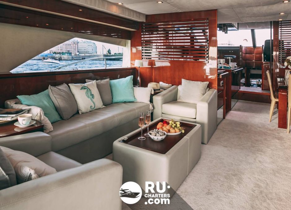 Аренда яхты в Санкт Петербурге «fairline Squadron 68»