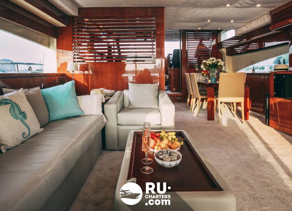 Аренда яхты в Санкт Петербурге «fairline Squadron 68»