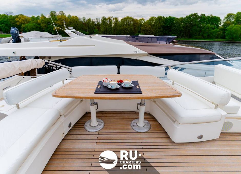 Аренда яхты в Санкт Петербурге «fairline Squadron 68»
