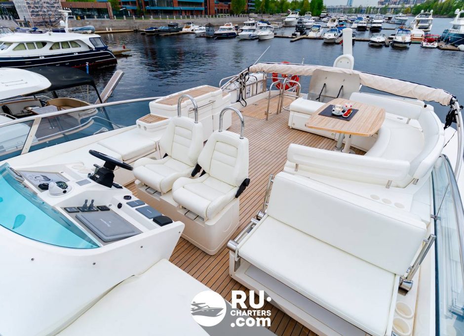 Аренда яхты в Санкт Петербурге «fairline Squadron 68»