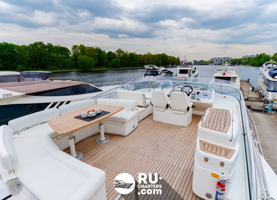 Аренда яхты в Санкт Петербурге «fairline Squadron 68»
