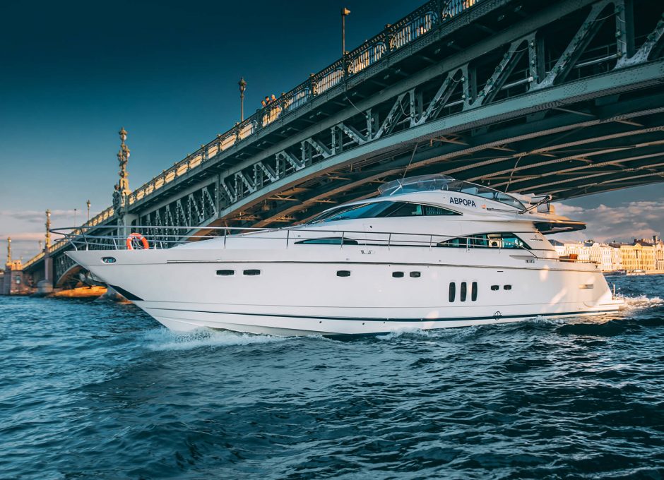 Аренда яхты в Санкт Петербурге «fairline Squadron 68»