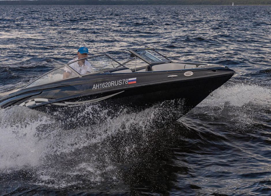 Аренда катера в СПб «crownline 190 Black»