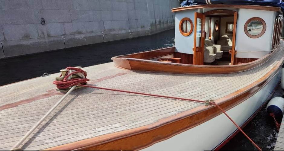 Аренда яхты в СПб «Ваше Величество»