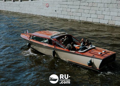 Аренда катера в Спб «Версаль»