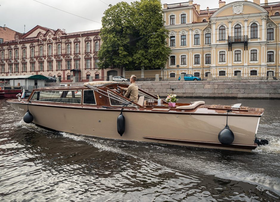 Аренда катера в Спб «Версаль»