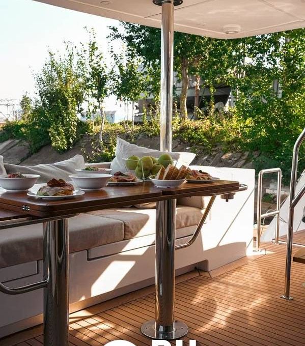 «jocore A» аренда моторного катамарана в Санкт Петербурге