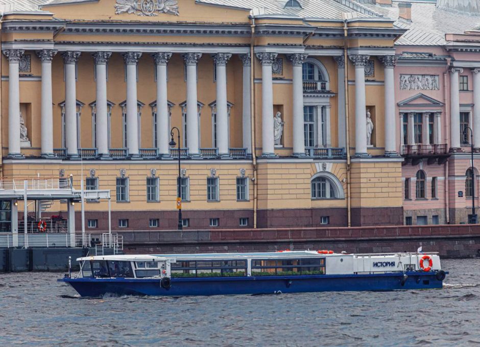 «История» Аренда теплохода в Санкт Петербурге