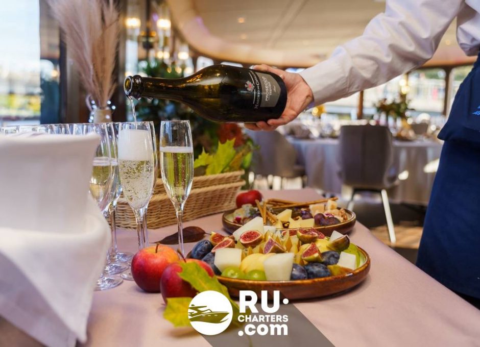 «Шустрый Бобер» Аренда теплохода ресторана в СПб