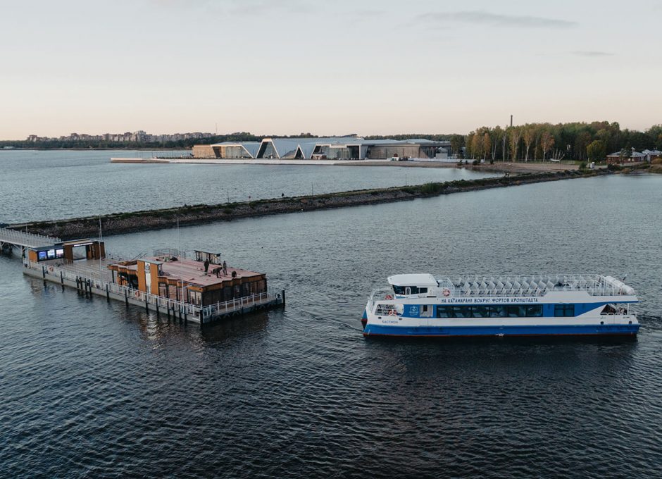 «Бастион» Аренда катамарана в СПб