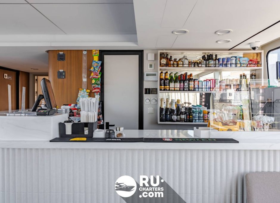 «Равелин» Аренда катамарана в СПб