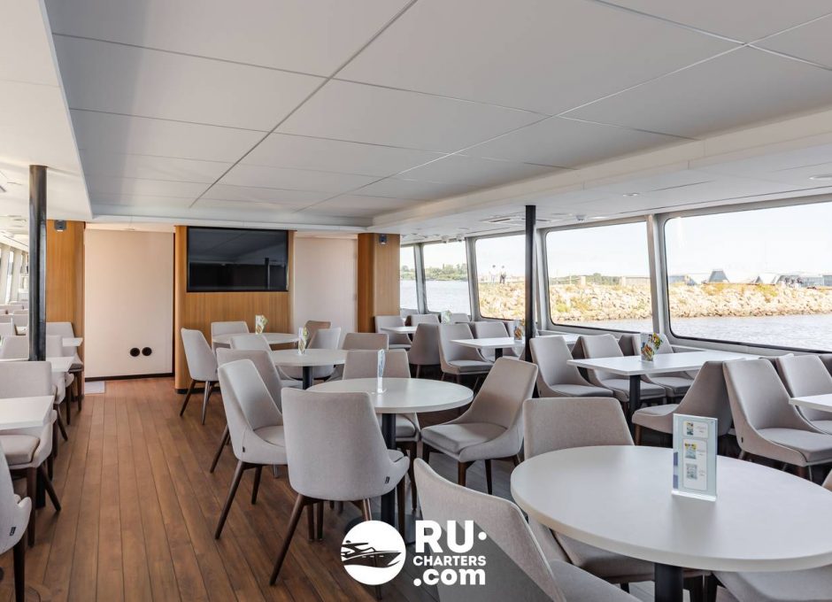 «Равелин» Аренда катамарана в СПб