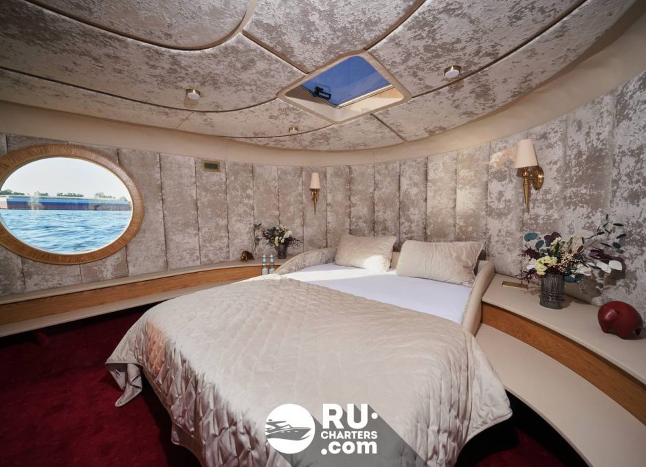 «Сенатор» Аренда теплохода в СПб