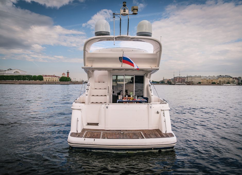 «fairline Phantom 40 ОКО» Аренда моторной яхты в СПб