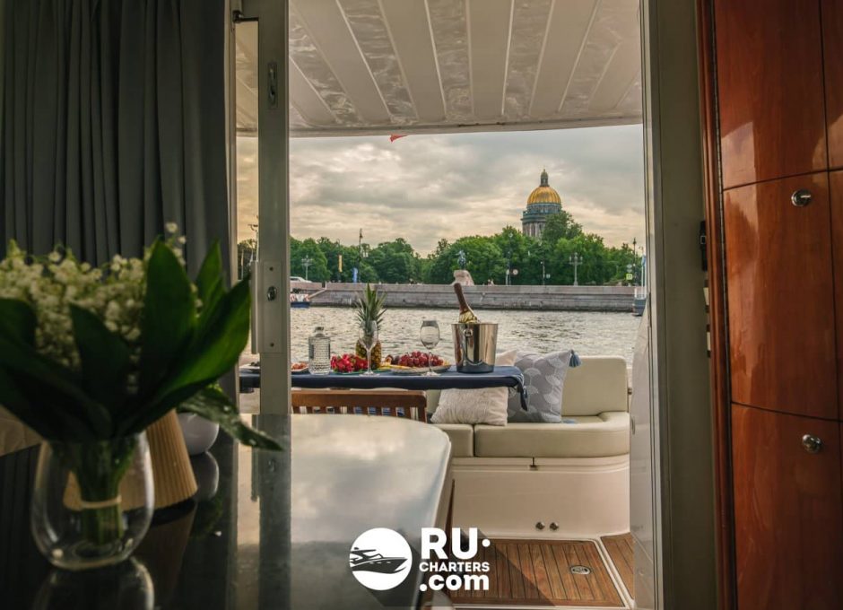 «fairline Phantom 40 ОКО» Аренда моторной яхты в СПб