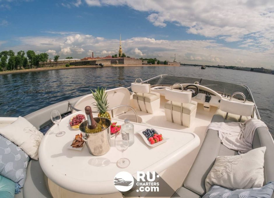 «fairline Phantom 40 ОКО» Аренда моторной яхты в СПб